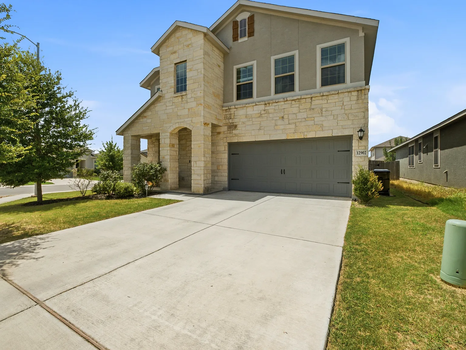 4 bed, 2.5 bath, 2350 sqft, $2,600 — Photo 2