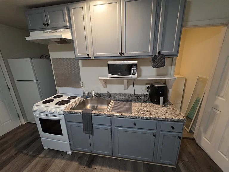 2886 Randall St #4 — Photo 5