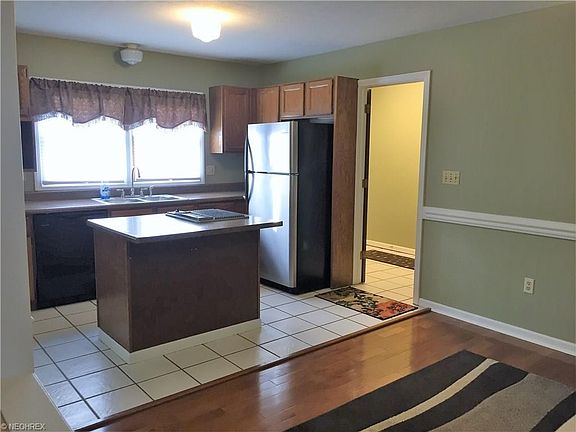 4th image of 2415 Deerfield Dr