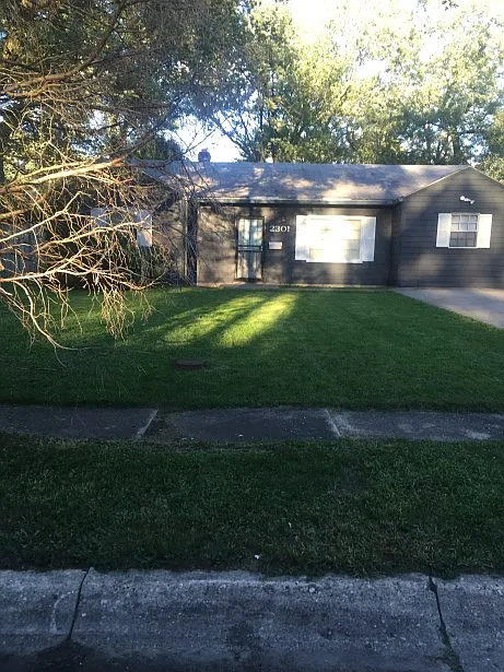 2301 N Catherwood Ave photo 1
