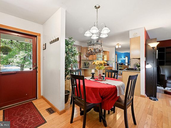 4th image of 8 Naylor Ave
