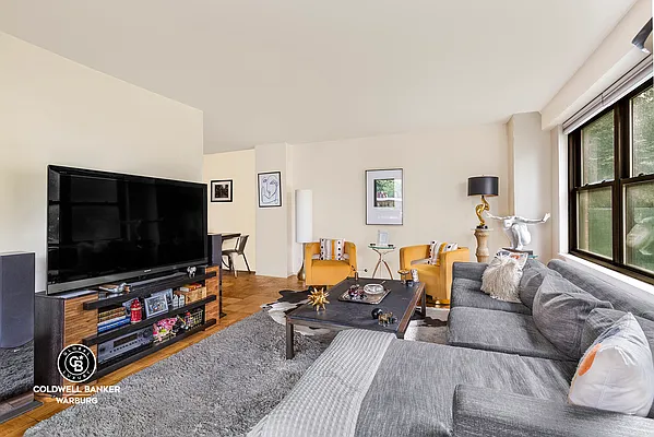 Rented by Coldwell Banker Warburg | media 11