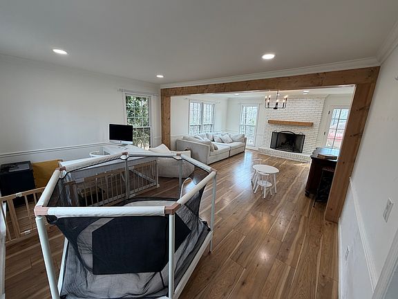 5th image of 122 Hollyridge Rd