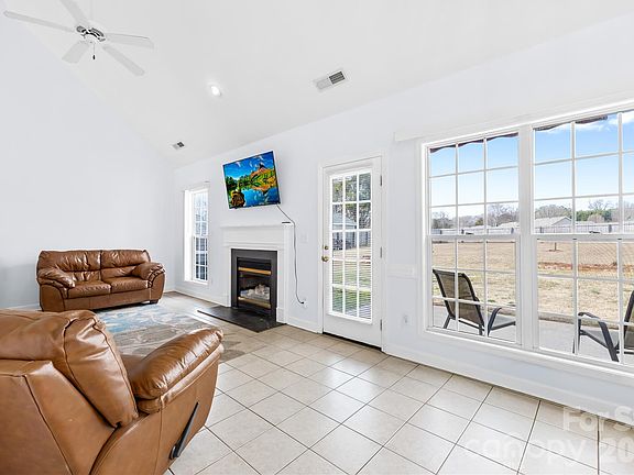 5th image of 2204 River Chase Dr