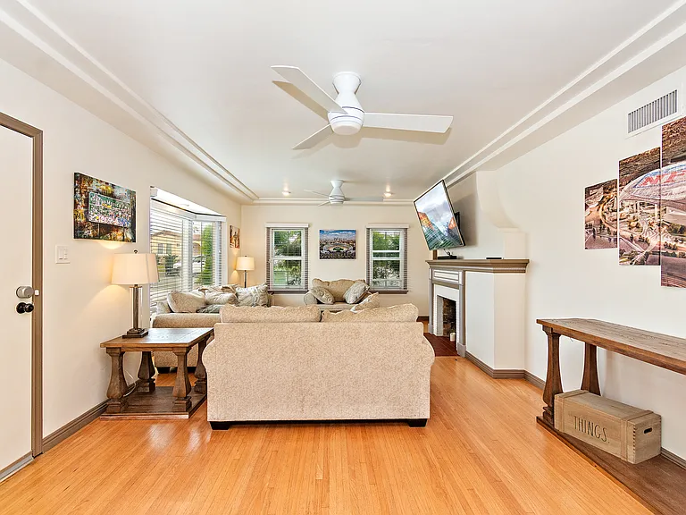 10206 S Hobart Blvd — Photo 11