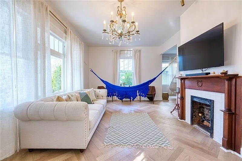 2 bed, 2.0 bath, 1336 sqft, $5,000 — Photo 4
