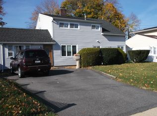 8 Albatross Rd, Levittown, NY 11756