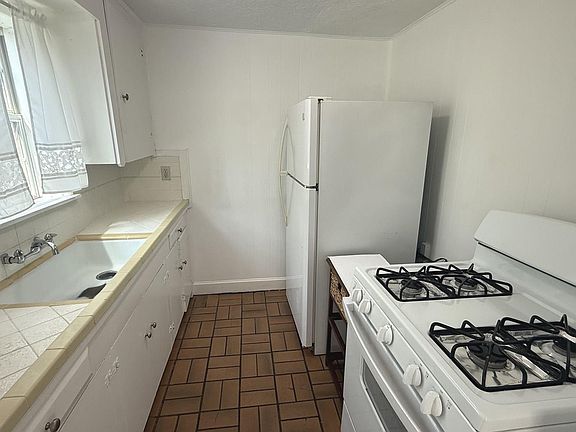 3rd image of 716 Joyce St