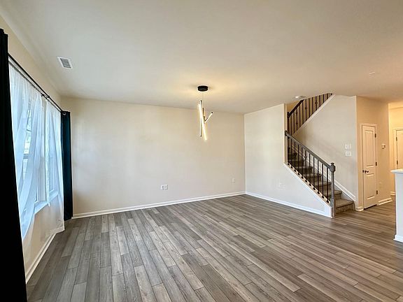 4th image of 205 Eagleson St