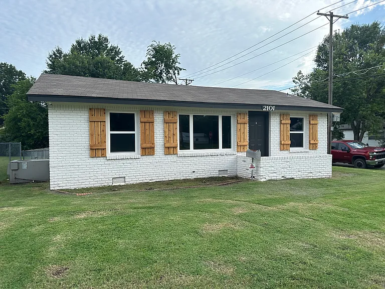 2101 Robison St — Photo 3