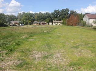 9355 Highland Dr, Grosse Ile, MI 48138