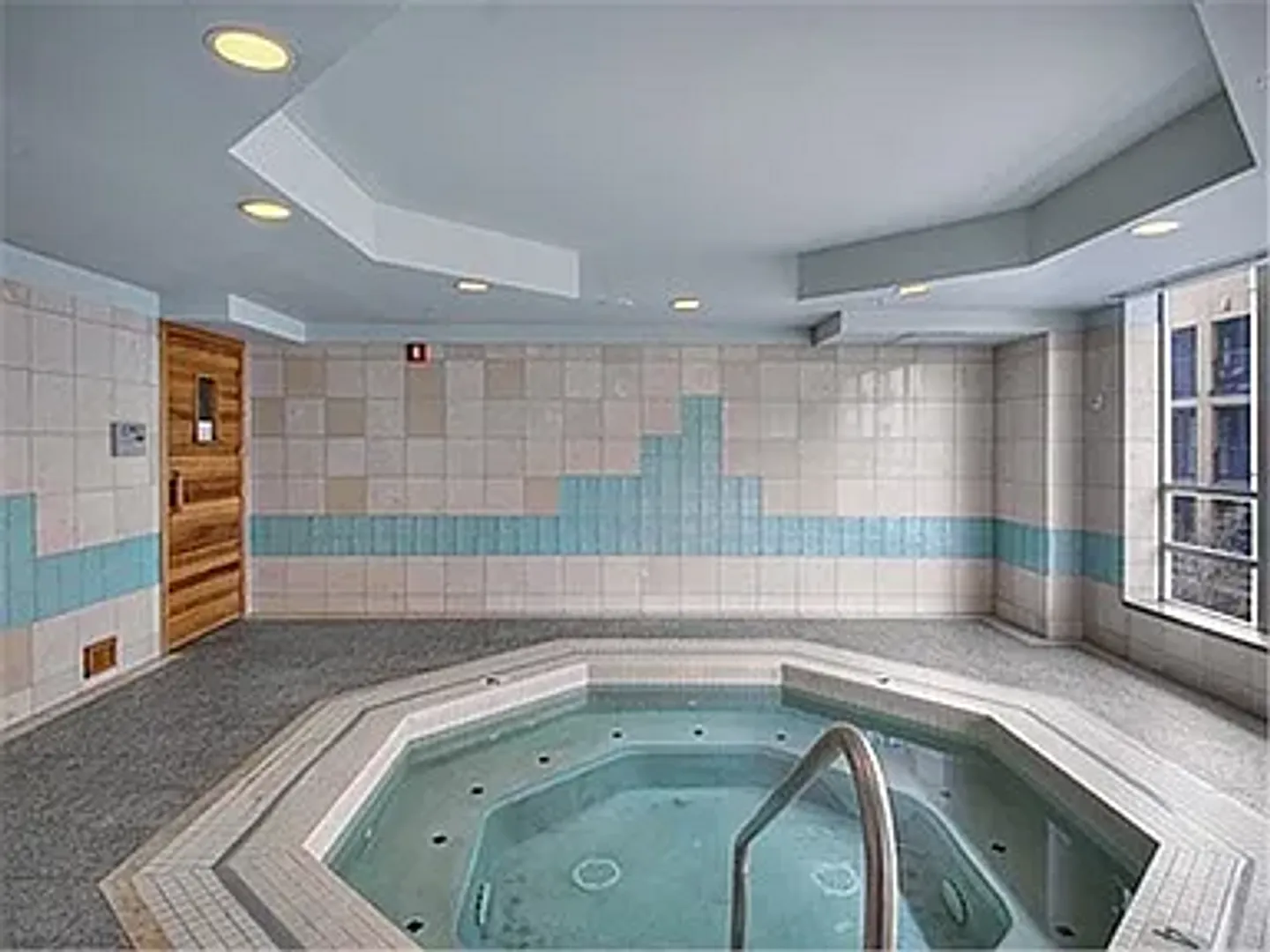 1 Bedroom Plus Den Luxury Condominium With Water Views — Photo 4