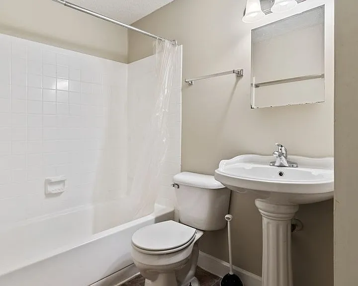 Balsam Avenue Apartments - The Courts — Photo 40