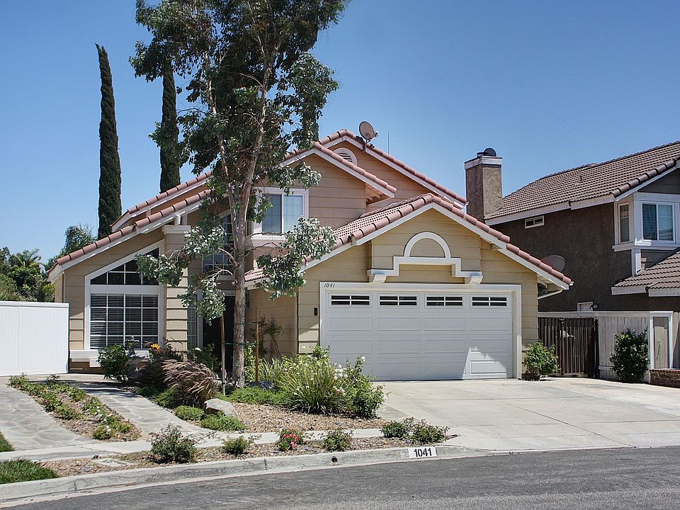 1.Crisp Appeal with almost new ext.paint & flagstone walkways.