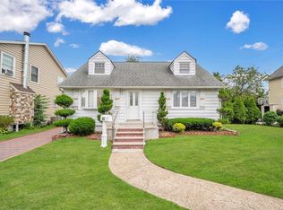 25 N Montgomery St, Valley Stream, NY 11580