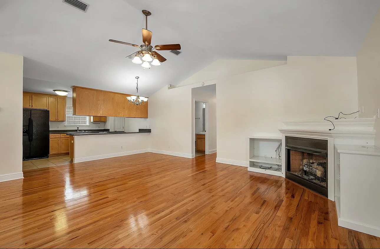 3 bed, 1297 sqft, $2,000 — Photo 3