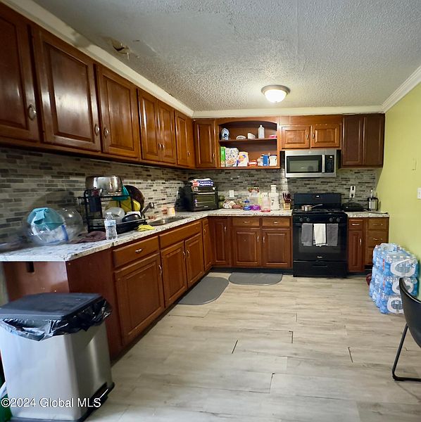 4th image of 152 Colonie Street