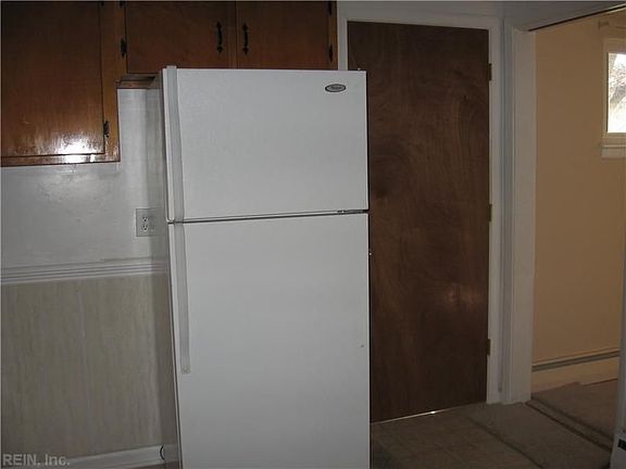 5th image of 2913 E Malden Ave