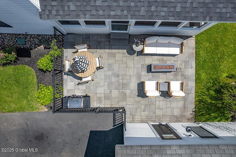 4th image of 114 York Avenue
