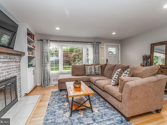 4th image of 10727 Scott Dr