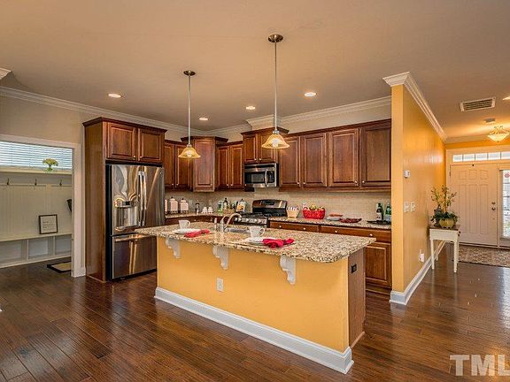 4th image of 33 Woods Manor Ln