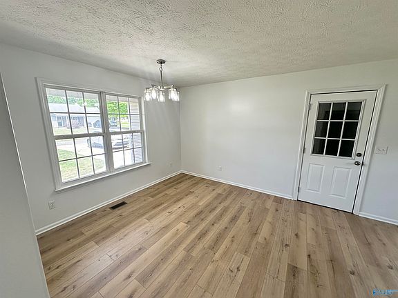 3rd image of 905 Vine St