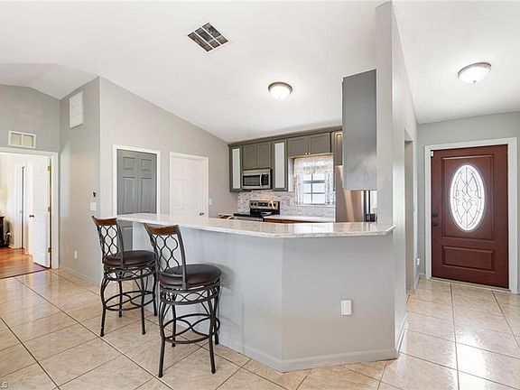 3rd image of 568 Bell BLVD S