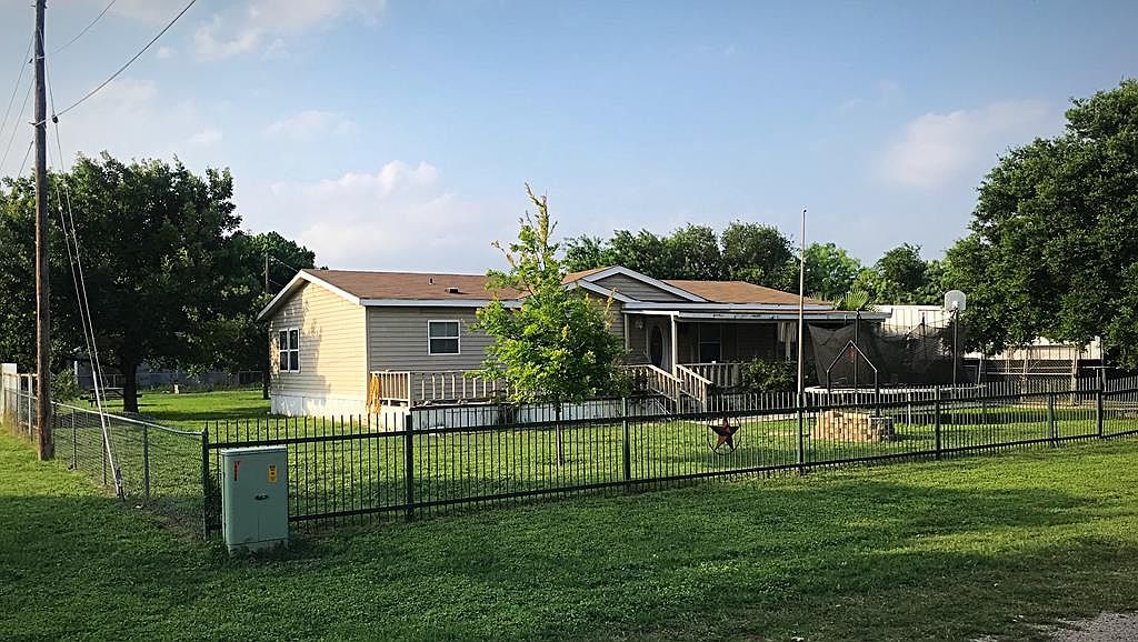 309 E Houston St, Knippa, TX 78870 Zillow
