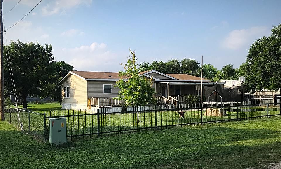 309 E Houston St, Knippa, TX 78870 Zillow