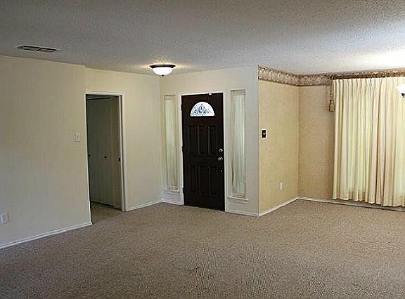 4th image of 2421 Parkwood Dr