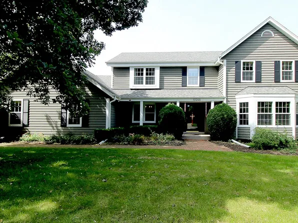 10205 N Kenilworth CIRCLE, Mequon, WI 53092