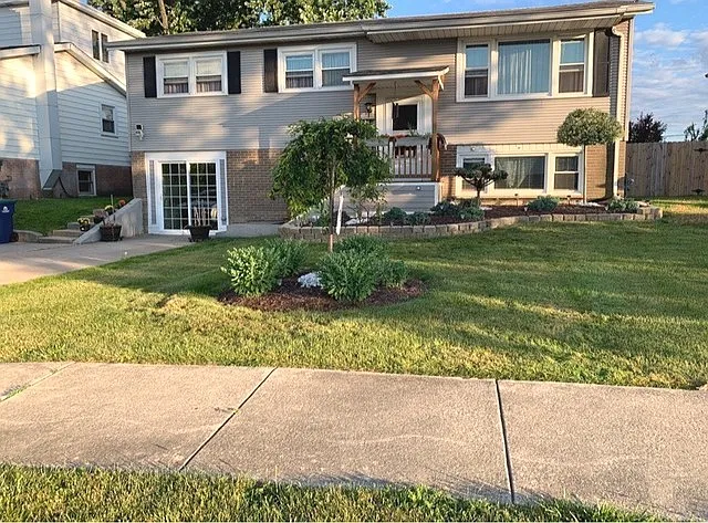 8921 W Maple Ln photo 1