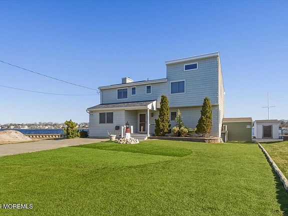 4th image of 32 Cove Road W