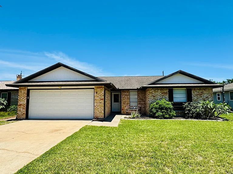 214 Portsmouth Dr — Photo 1