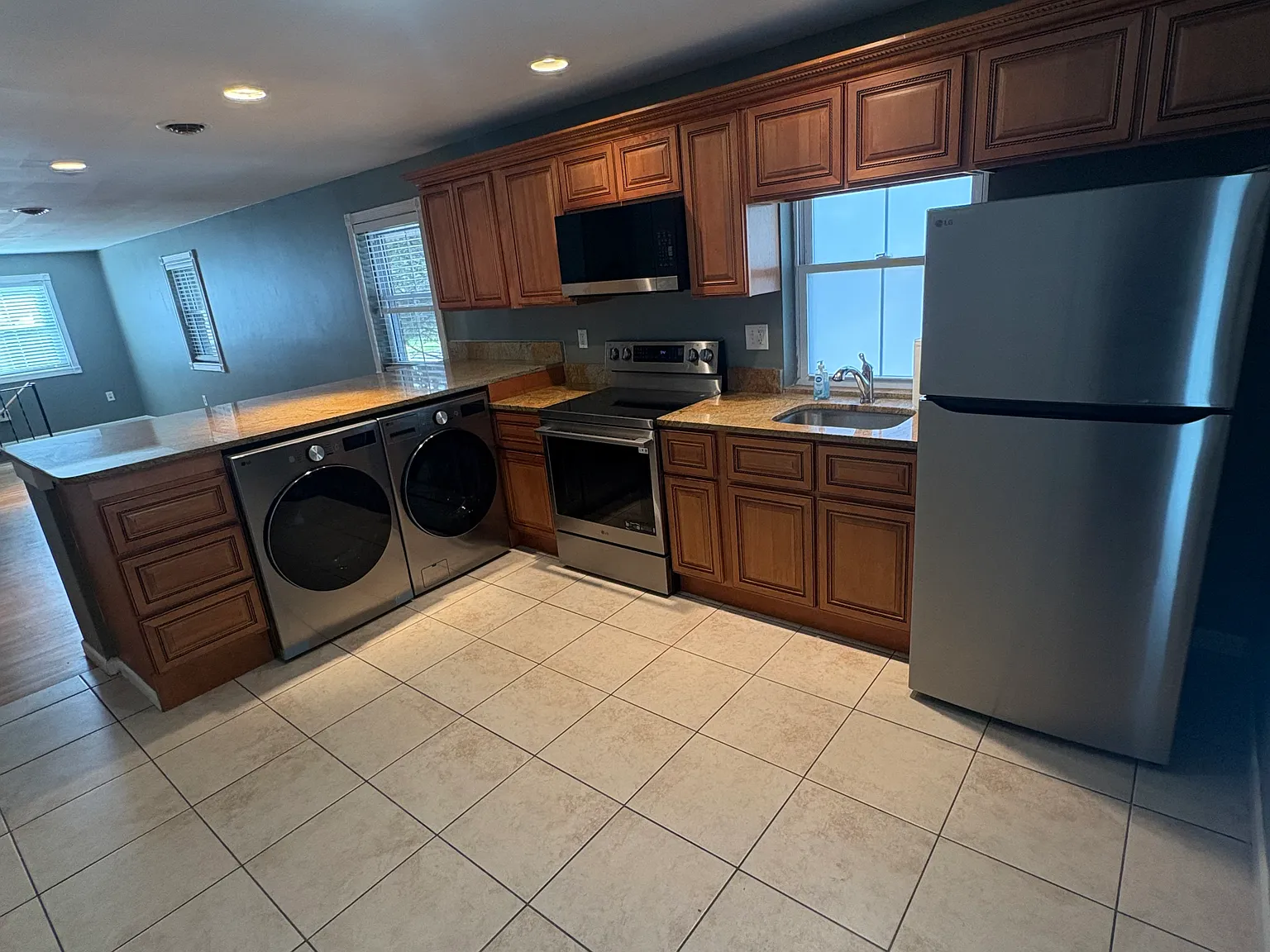3 bed, $1,725 — Photo 2