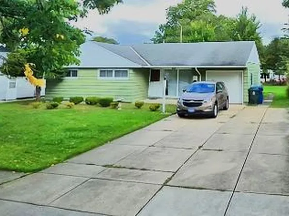 9040 Newkirk Dr, Parma Heights, OH 44130