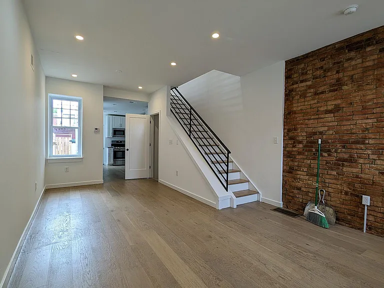 2232 N Mascher St — Photo 4