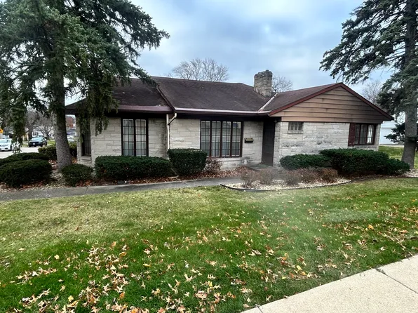 2002 Shooting Park Rd, Peru, IL 61354