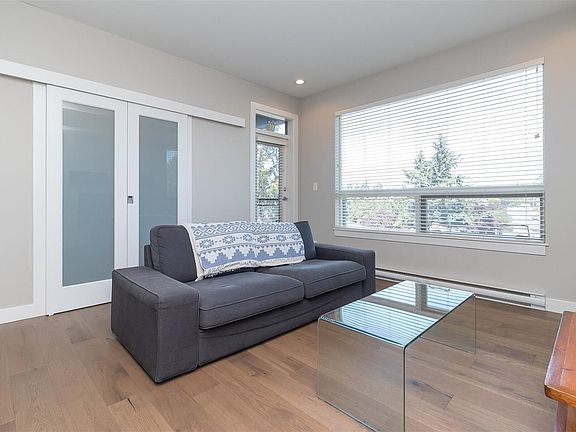 3rd image of 1008 Tillicum Rd #203