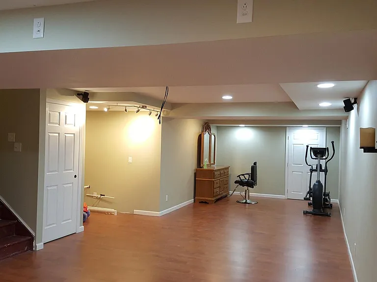 400 Mercury Dr — Photo 12