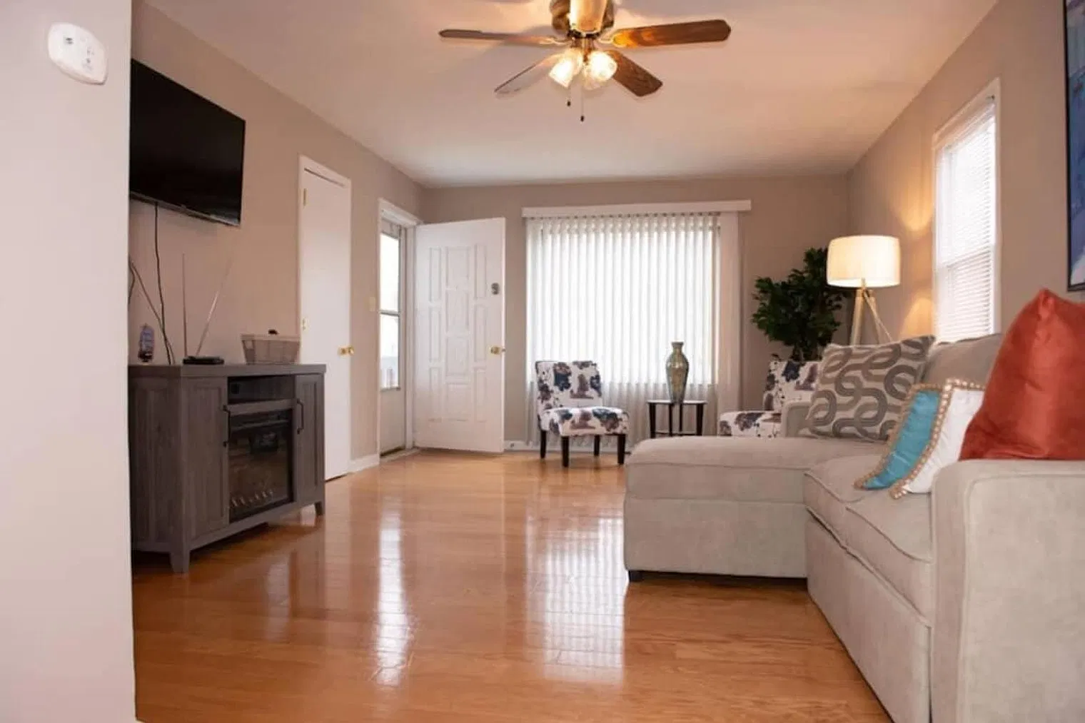3 bed, 1.0 bath, $5,403 — Photo 1