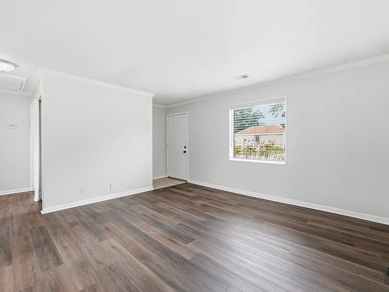 28311 Waverly St — Photo 6