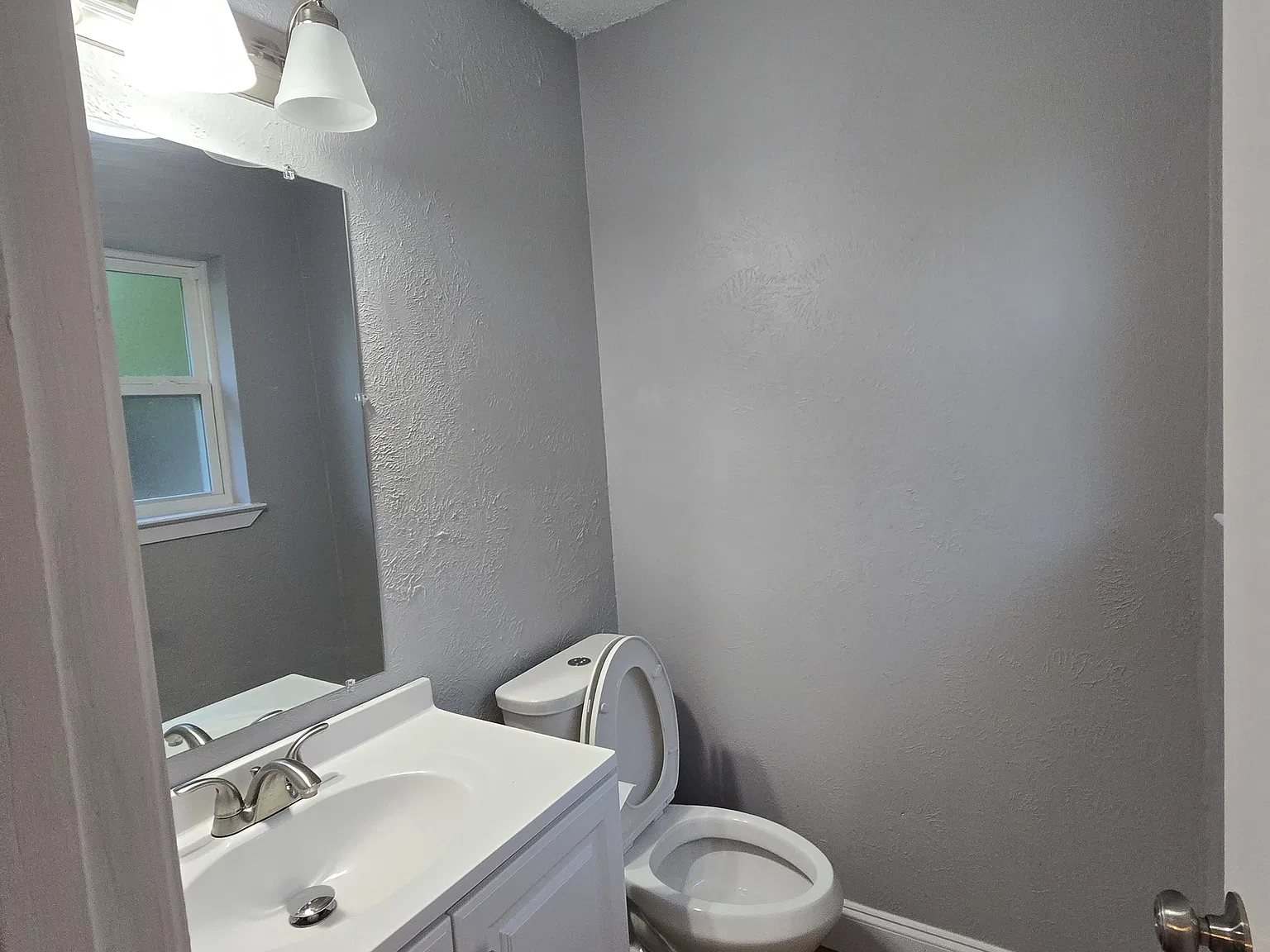 3 bed, 1.5 bath, 1220 sqft, $1,800 — Photo 2