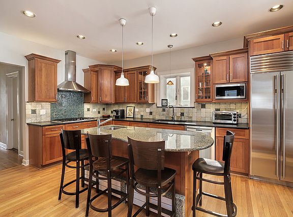 5th image of 2640 Lincolnwood Dr