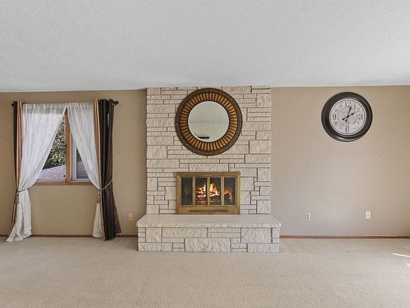5th image of 25 E Salmon Ave