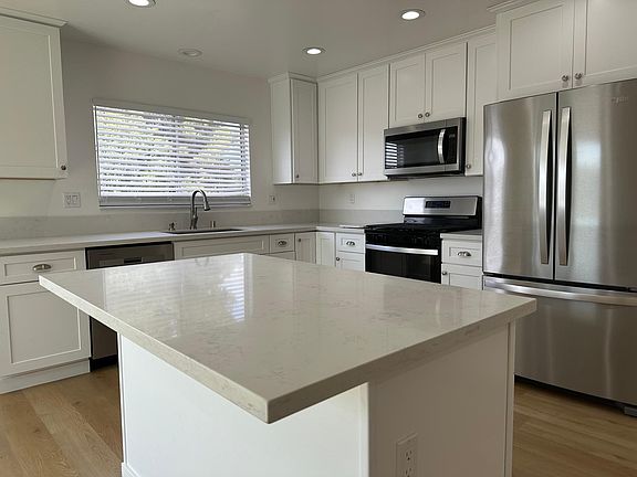 Stunning Kitchen large center island tons of cabinets full service