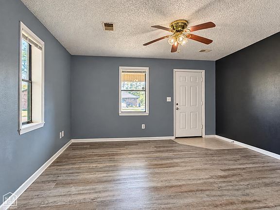 4th image of 404 W Easy St