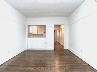 100 Vaughan Rd #25, Toronto, ON M6C 2M1