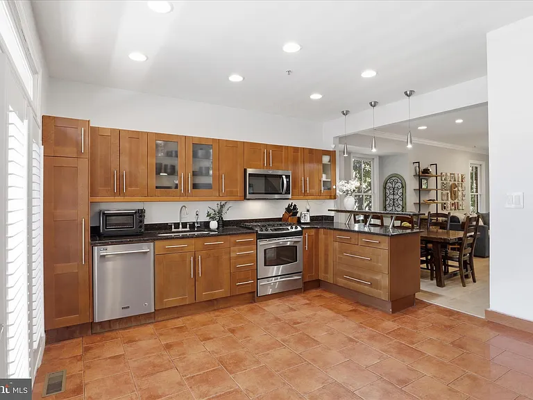 301 S Henry St — Photo 11