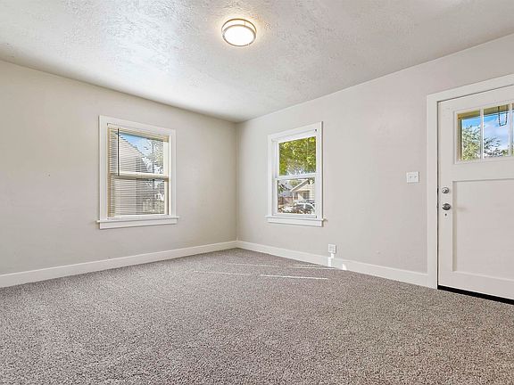3rd image of 208 22nd Ave S
